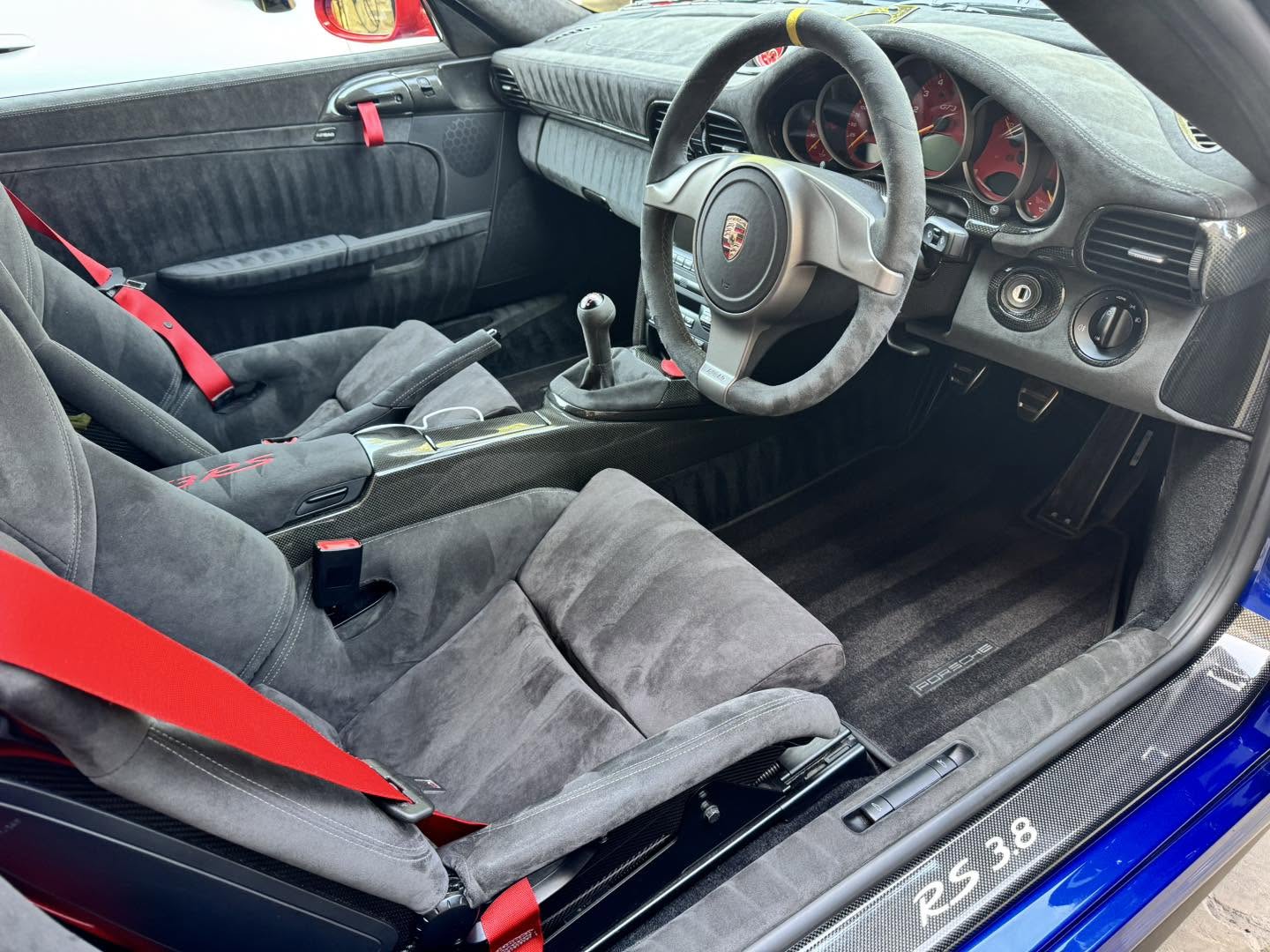 Porsche GT3 RS interior in suede and carbon after an interior detail